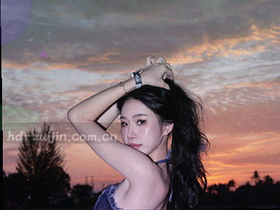 数据流线条组成的电影修复封面位